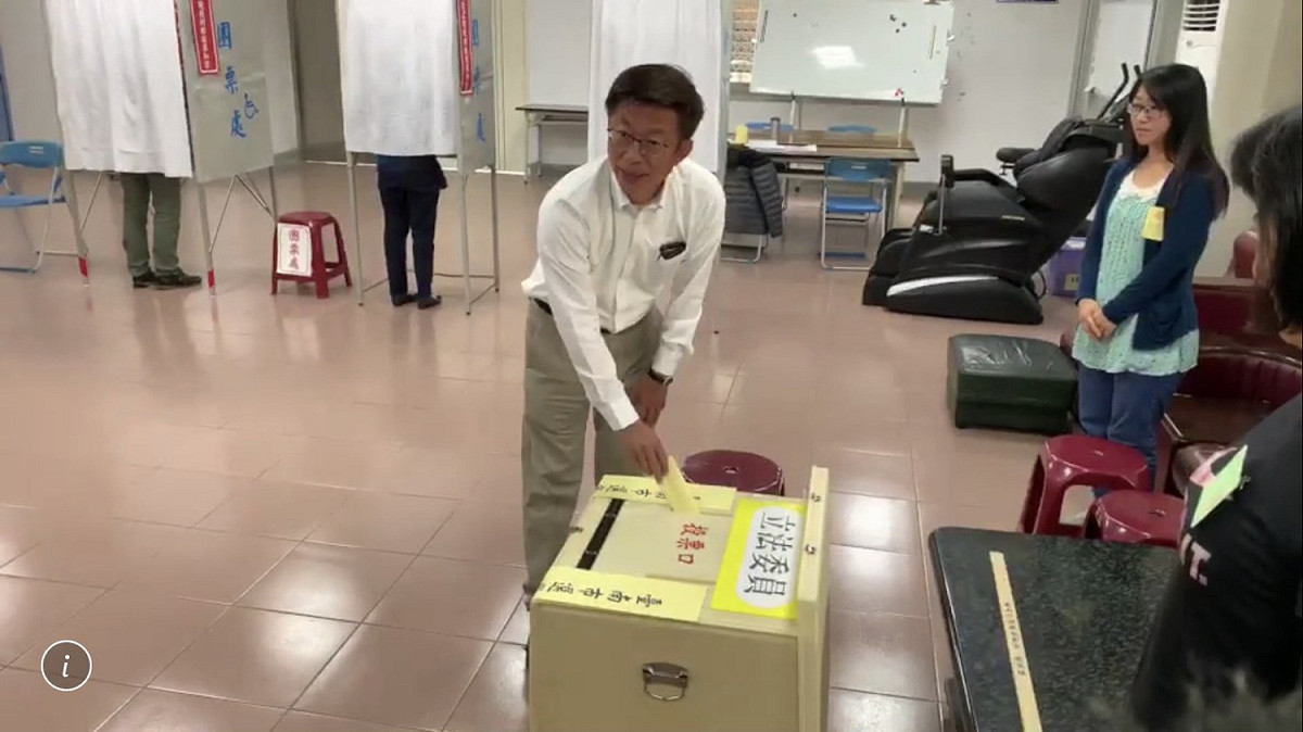 郭國文上午8時前往善化投開票所投票。 圖：郭國文提供