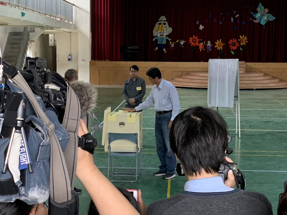 謝龍介也上午9時15分前往新市區投票。 圖：謝龍介提供