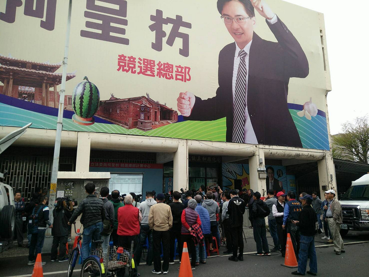 許多市民湧進國民黨候選人柯呈枋競選總部。 圖：唐復年攝