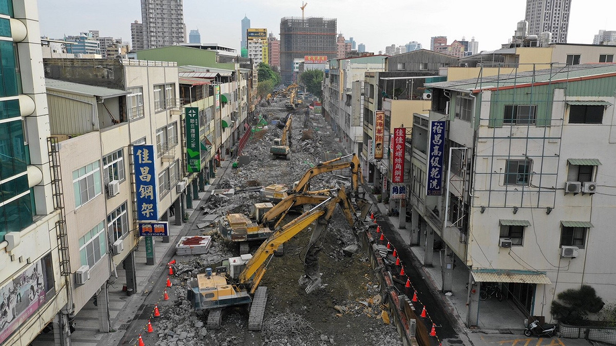 高雄鐵路地下化，大順陸橋功臣身退，民眾們喜見平路。 圖：高雄市政府工務局／提供