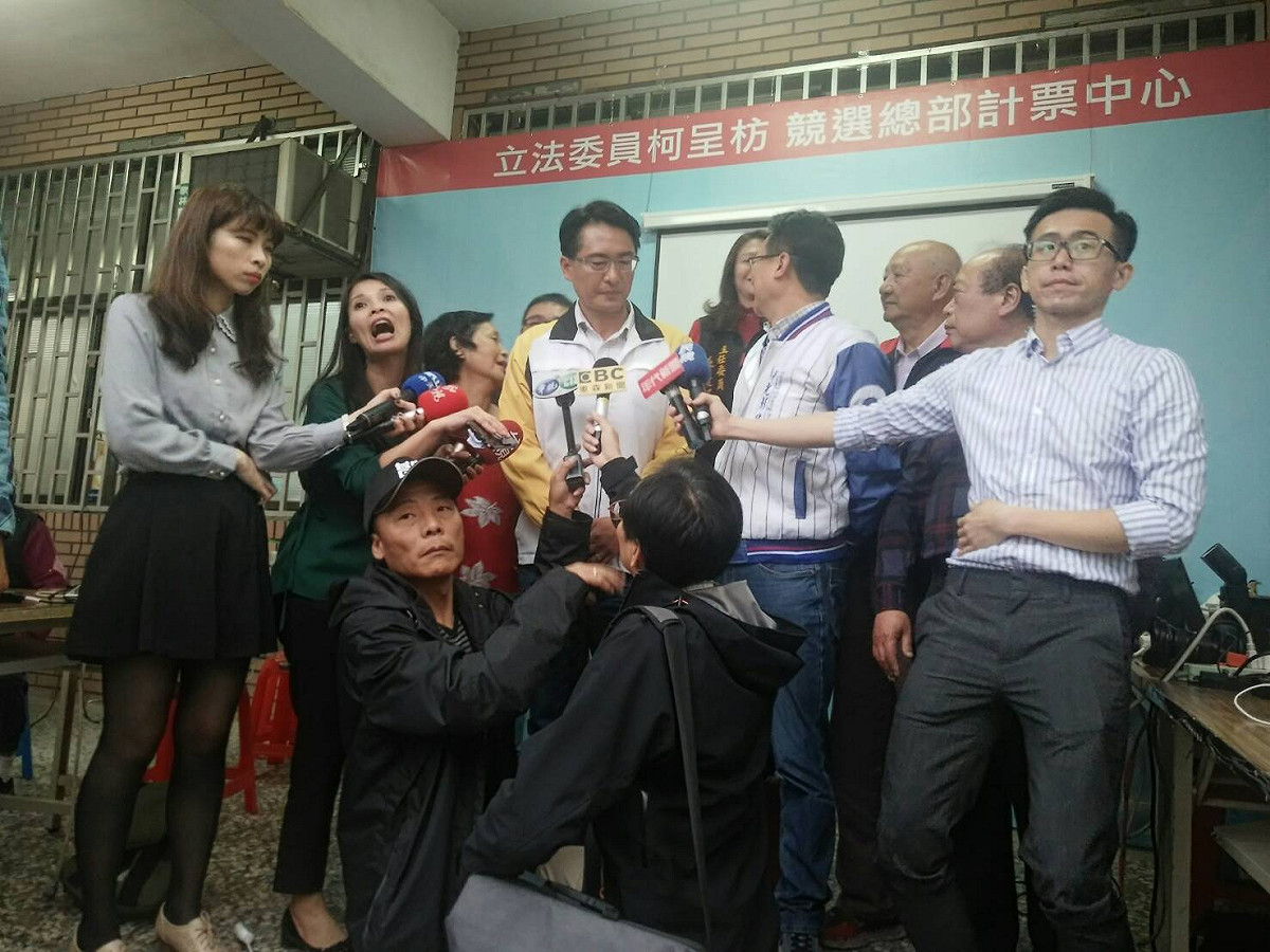 成功當選的柯呈枋即將發表當選感言。 圖：唐復年攝