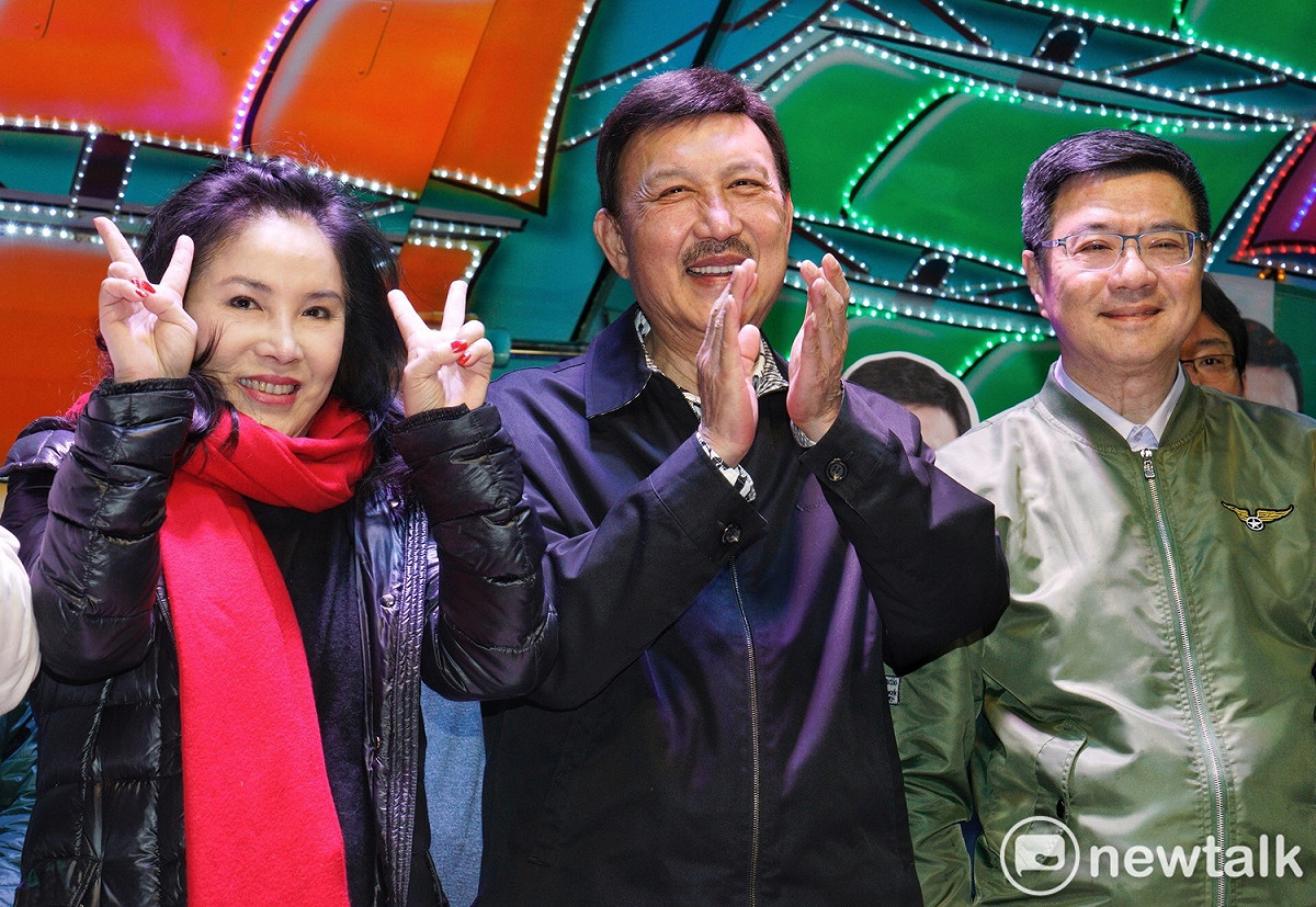 民進黨主席卓榮泰（右起）、新北市三重立委當選人余天、余天妻子李亞萍。 圖：張良一 / 攝