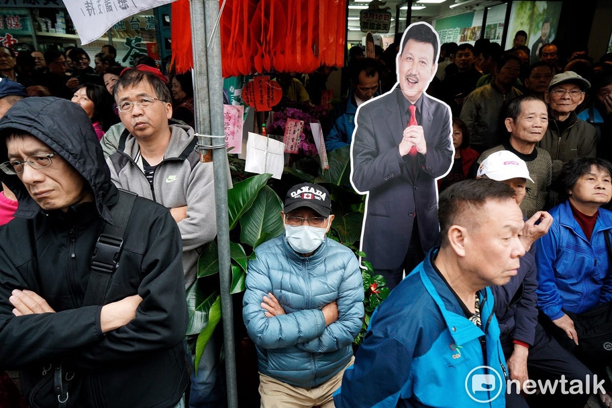 余天支持者圍繞在競選總部。 圖：張良一 / 攝