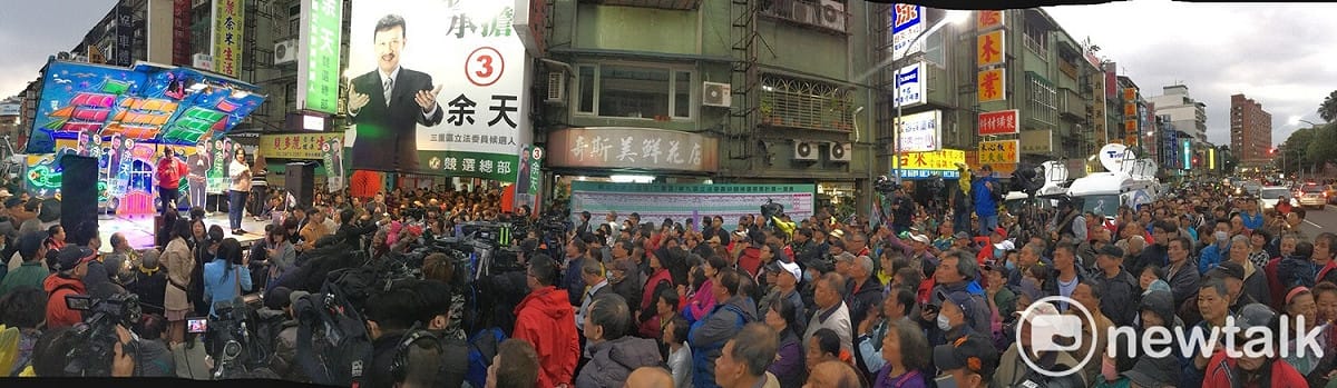 余天支持者圍繞在競選總部。 圖：張良一 / 攝