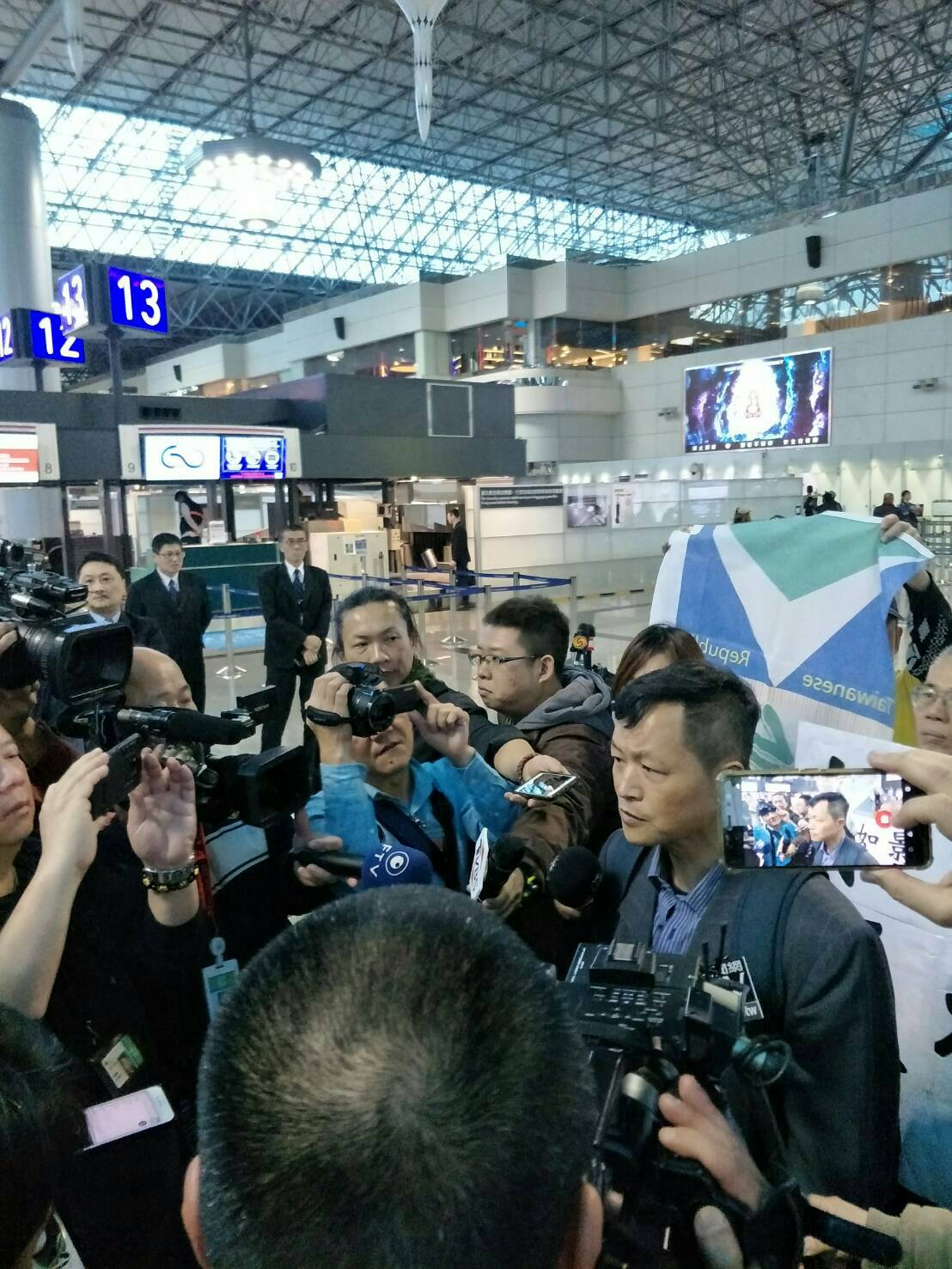 台灣國表示將會與柯文哲如影隨形，為的就是要讓柯文哲現出原形。 圖：台灣國／提供