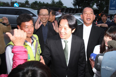 民進黨台南市立委補選候選人郭國文16日宣布勝選後， 前行政院長賴清德（中）也到競選總部道賀並向支持者致謝，受到現場民眾熱烈歡迎。 圖：中央社
