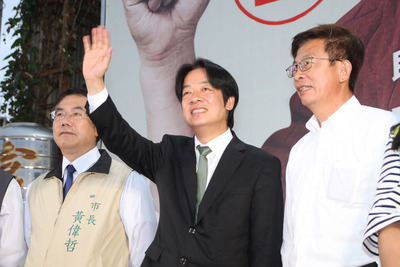 前行政院長賴清德（中）16日到台南市立委補選候選人郭國文（右）競選總部，陪勝選的郭國文一起向選民致謝，台下不時有人高喊「選總統」，他揮手微笑以對。左為台南市長黃偉哲。 圖：中央社