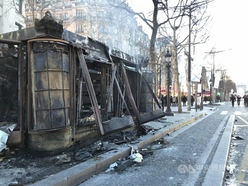法國「黃背心」運動第18個抗議週末，暴力再現香榭麗舍大道，許多店家及餐廳被砸、塗鴉或打劫，甚至燒得面目全非，焦臭味瀰漫在這條號稱全球最美的大道上。 圖/中央社