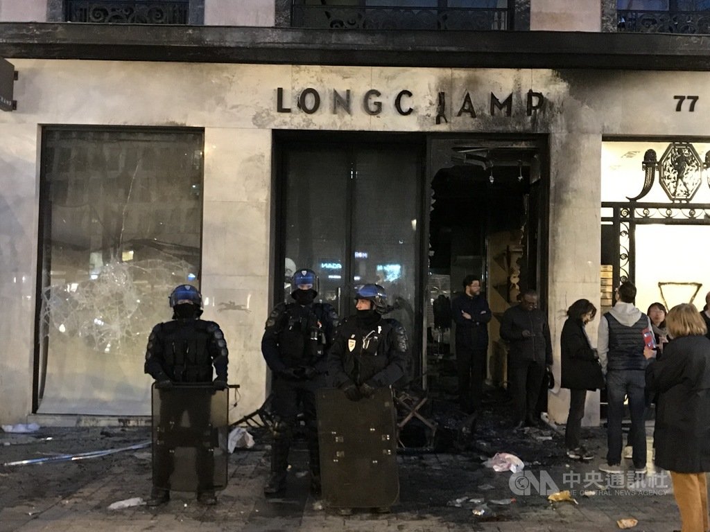 黃背心暴力再現 香榭大道滿地碎玻璃飄焦臭