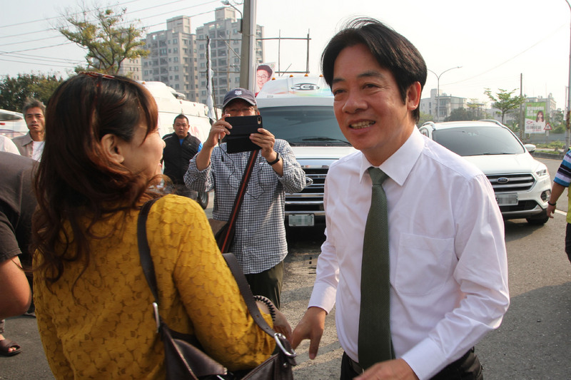 前行政院長賴清德（右）17日上午前往民進黨台南立委補選當選人郭國文位於善化區的競選總部，展開謝票行程，向現場民眾致意。 圖：中央社