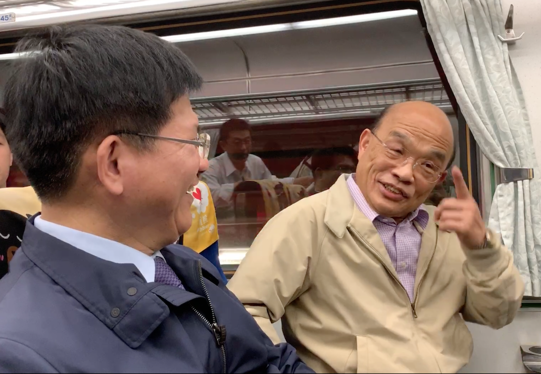 蘇貞昌乘坐火車時提起當年擔任省議員時，當時國民黨禁止方言，導致有300萬人聽不懂國語廣播，有鑑於此，他經過一番努力才讓火車、客運、飛機等大眾運輸有國語、台語以及客語的廣播。 圖：擷自行政院提供影片