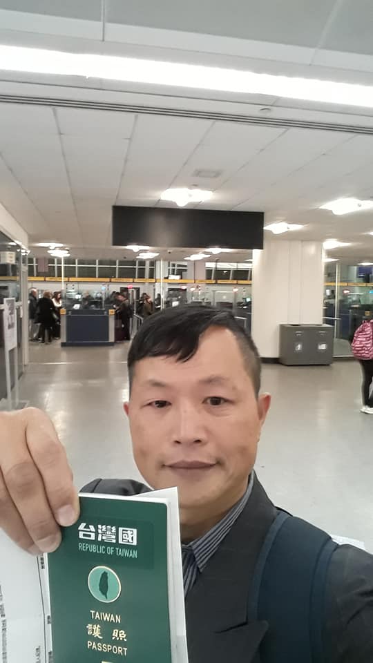 獨派代表台灣國主任陳峻涵原本揚言機上嗆柯Ｐ，但最後則沒有行動。 圖：翻攝自台灣國辦公室臉書