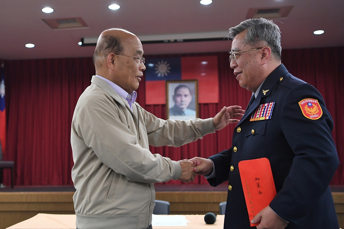 行政院長蘇貞昌今（17）日特地至內政部警政署保安警察第五總隊，感謝保五同仁支援台灣燈會工作，並致贈加菜金。 圖：行政院提供