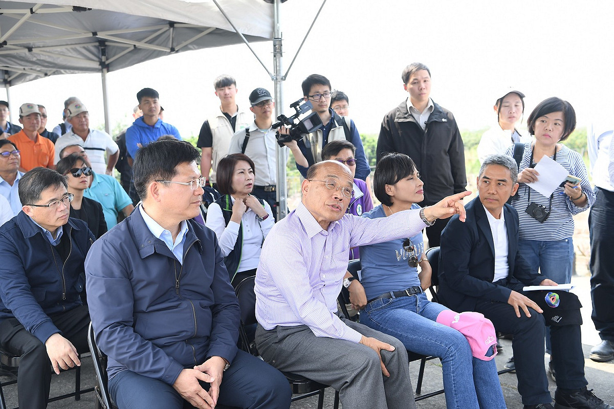 行政院長蘇貞昌率同交通部長林佳龍南下視察屏東公路工程事宜。 圖：行政院提供