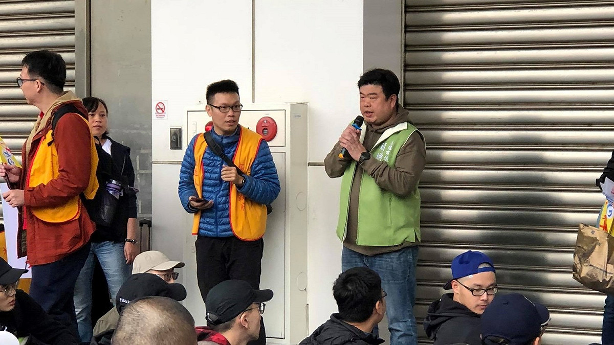高雄市議員簡煥宗（綠色背心）將發起NCC主委下台」連署活動。 圖：擷自簡煥宗官方臉書