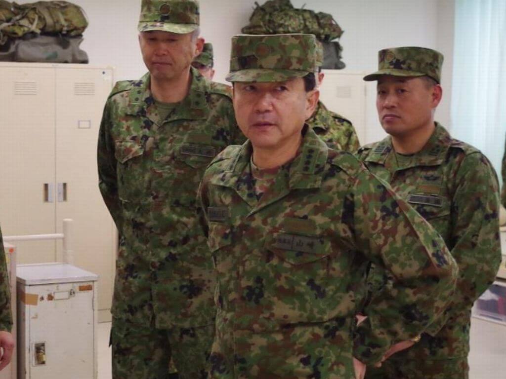 日本陸上自衛隊幕僚長山崎幸二（前）認為「南西地域」的情勢非常嚴峻，將加強擴編駐軍，以及時應變。 圖：翻攝自日本自衛隊官網