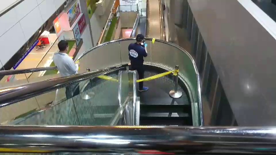 桃園機場第二航廈今(18)日凌晨發生墜樓事件，警方在第二航廈4樓樓梯迴轉平台拉起封鎖線進行調查。 圖：民眾/提供
