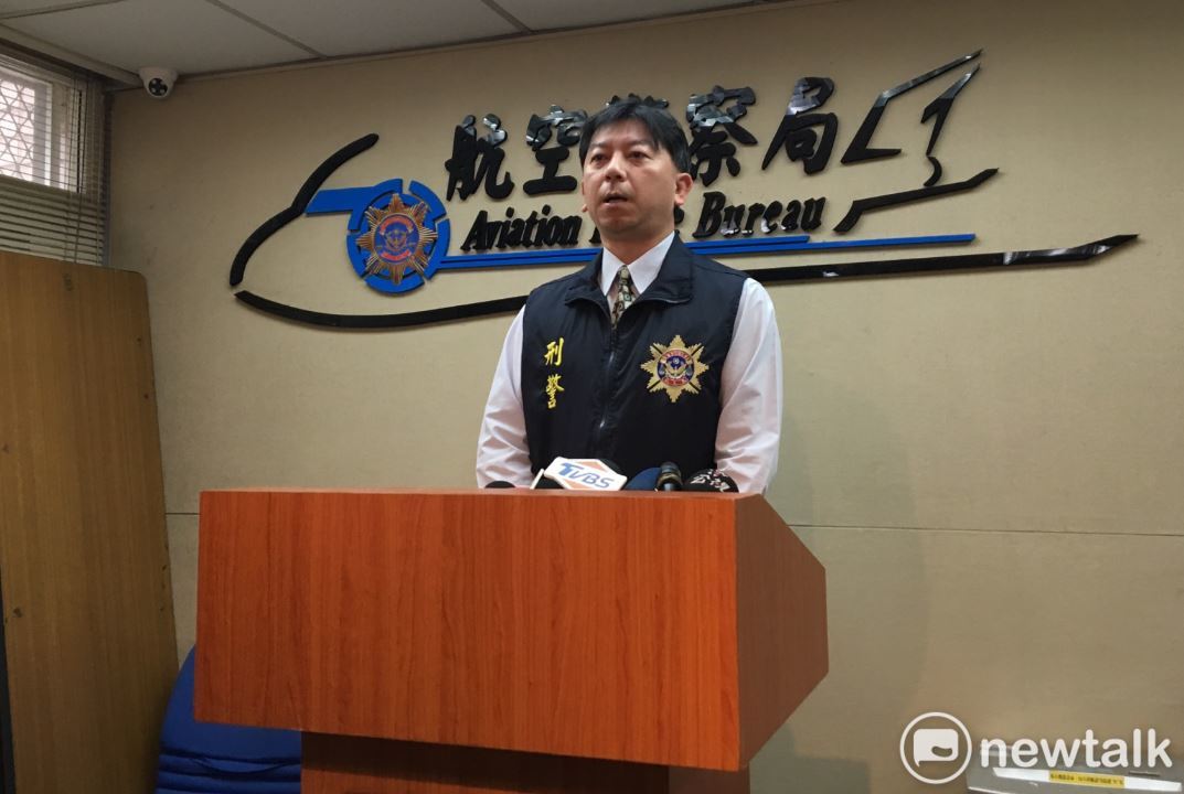 航警局刑警大隊副大隊長田偉仁說明事發經過，疑似雙方嚴重口角紛爭，萬姓丈夫將張姓妻子舉起後從 4樓拋下，該男隨後也自行往下跳，經緊急送醫兩人無生命危險。 圖：林昀真/攝