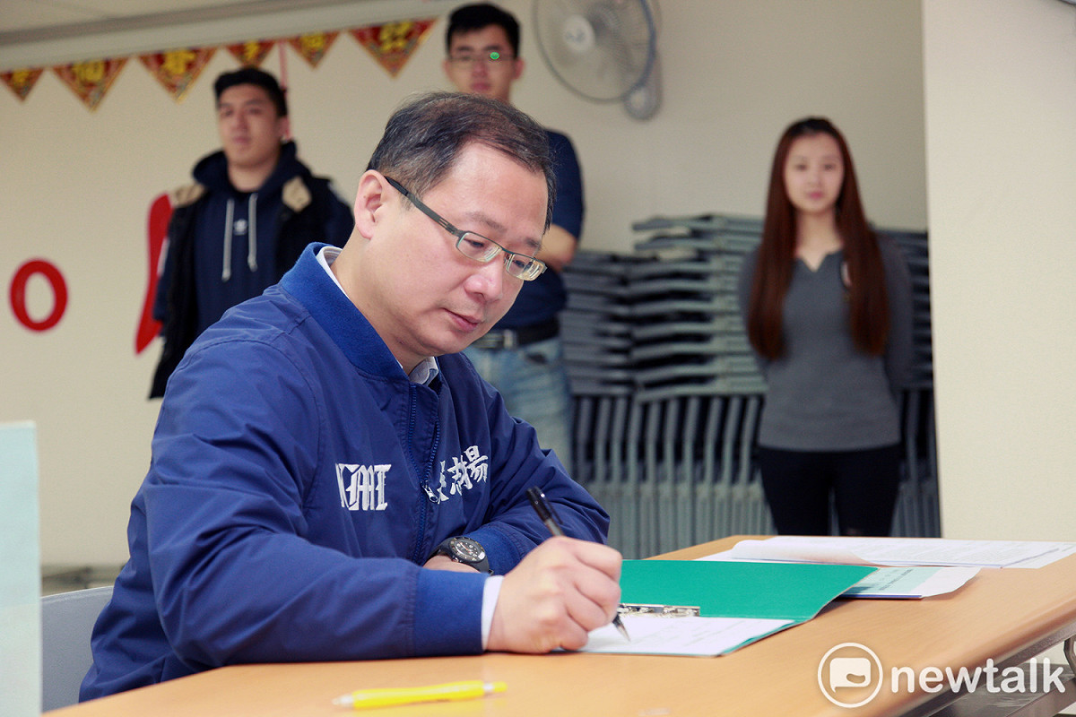吳志揚一早前往桃園市黨部登記參加中壢選區立委黨內初選。 圖：林昀真／攝