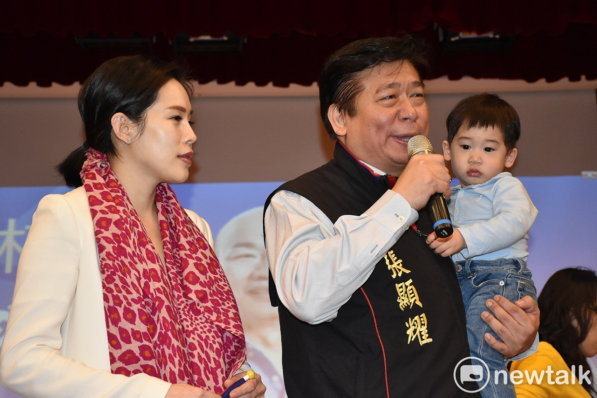 張顯耀罕見攜妻兒一起出現造勢場合。 圖：孫家銘／攝