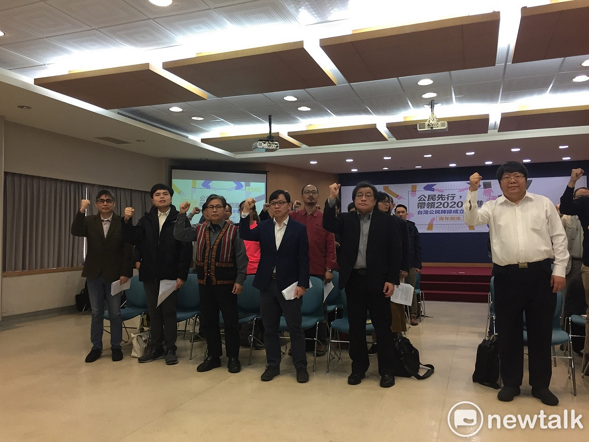 公民團體上午齊聚於台大校友會館，高喊「2020公民先行 帶領台灣前進」口號。 圖：趙婉淳／攝