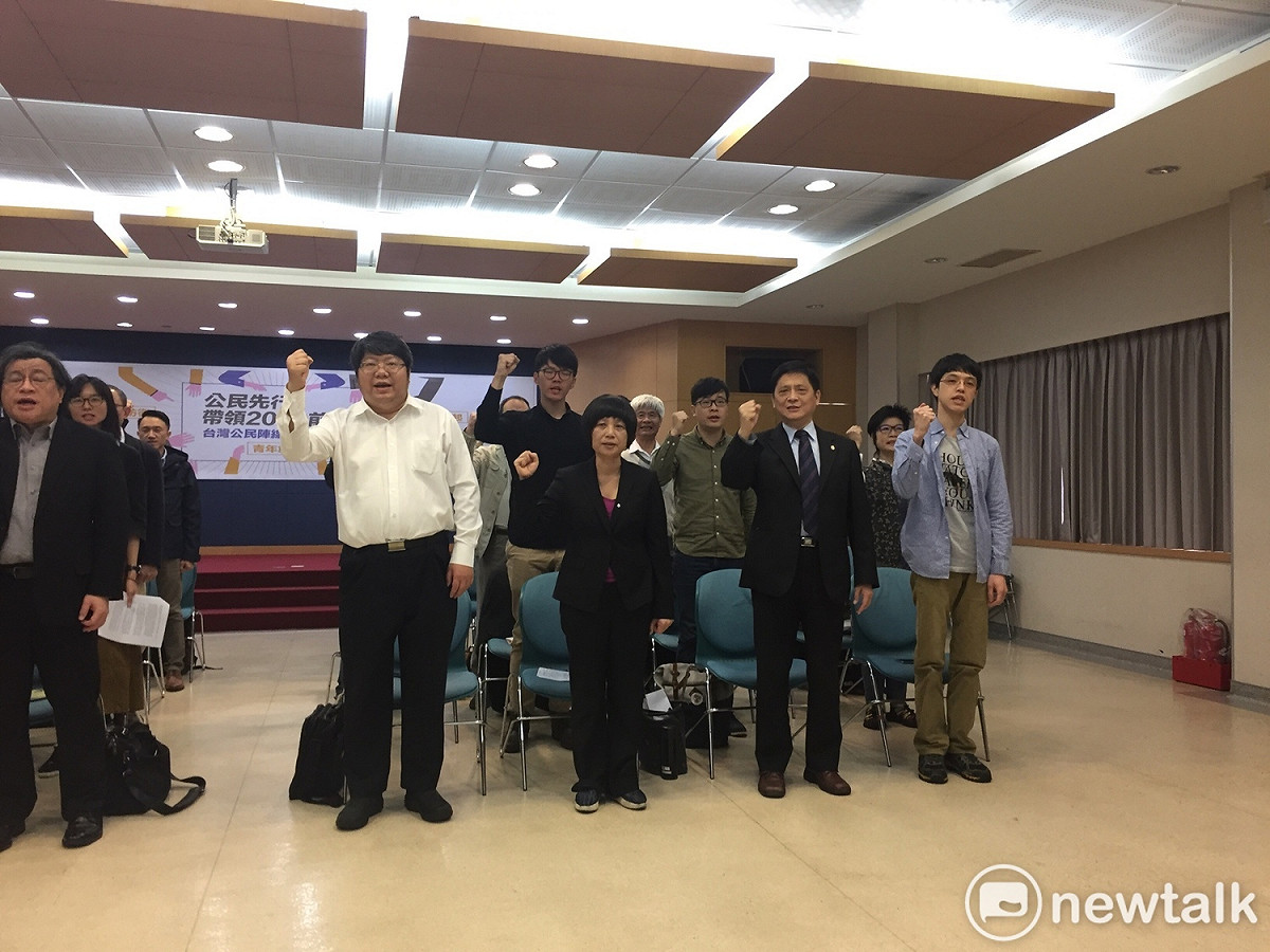 公民團體上午齊聚於台大校友會館，高喊「2020公民先行 帶領台灣前進」口號。 圖：趙婉淳／攝