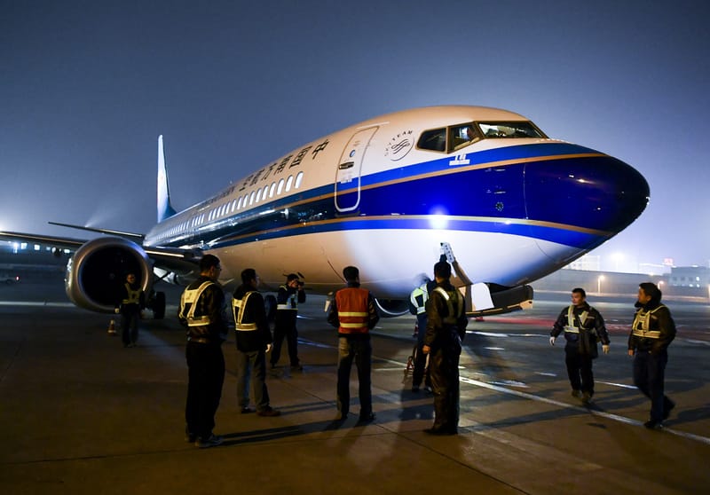 中國各航空公司和金融租賃公司是波音737 MAX客機，在美國以外的最大買家。737 MAX 8停飛，可能讓中美貿易談判更加複雜化。圖為南方航空737 MAX客機飛抵烏魯木齊機場。 圖 : 翻攝自中新社