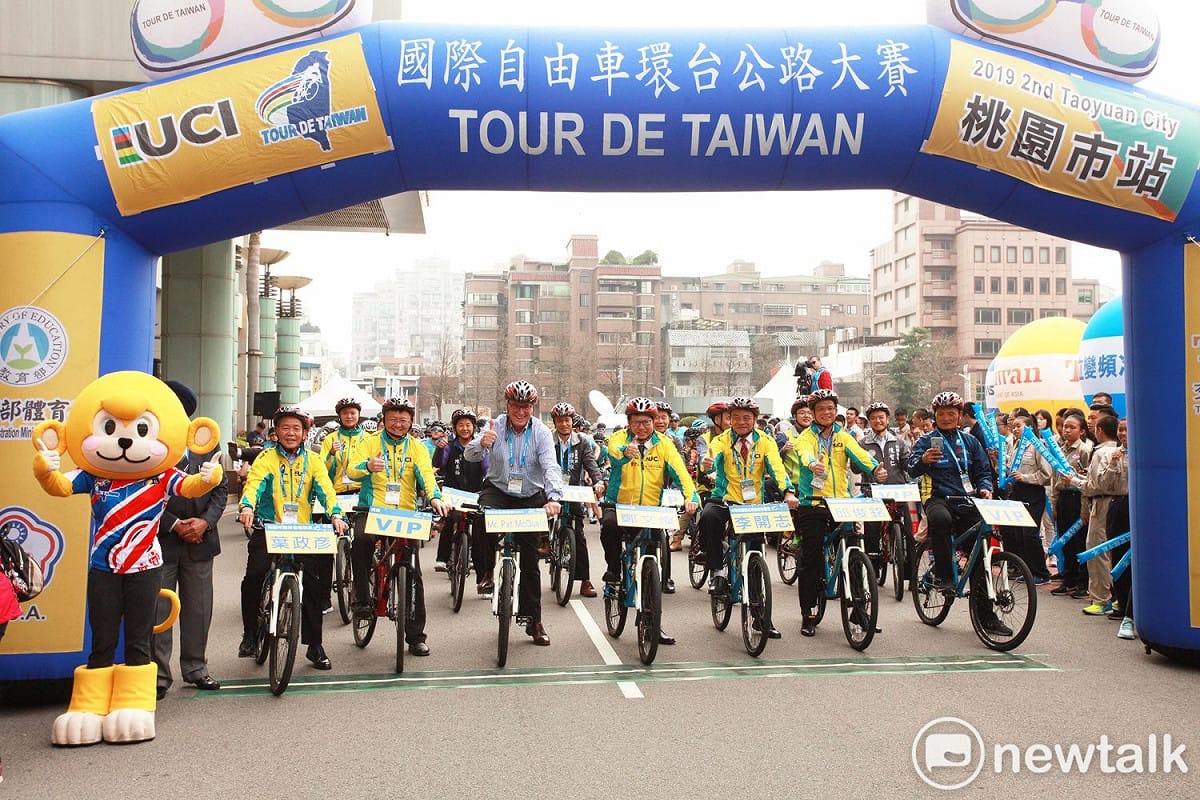 2019年國際自由車環台賽18日進行到第二站桃園市站，114位車手上午從市府前出發，由地主桃園市長鄭文燦領軍開賽。 圖：林昀真/攝
