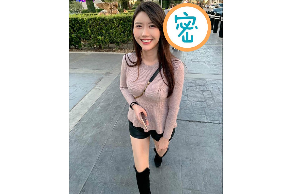 笑噴！正妹超「胸」美照曝光，背後這位卻意外吸睛。 圖／翻攝自臉書社團爆廢公社