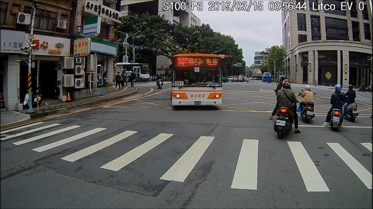 網友在板橋連續遇到兩台 307 公車，都先安全停車後再起步。 圖／翻攝自臉書爆廢公社