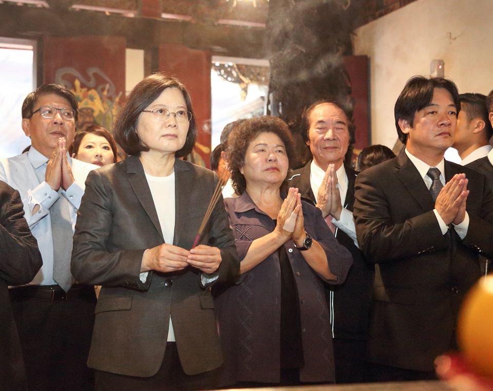 總統府秘書長陳菊（中）在臉書po出與行政院前院長賴清德（右）、總統蔡英文（前排左）合照，強調「競爭勿忘團結」。 圖：翻攝自陳菊臉書