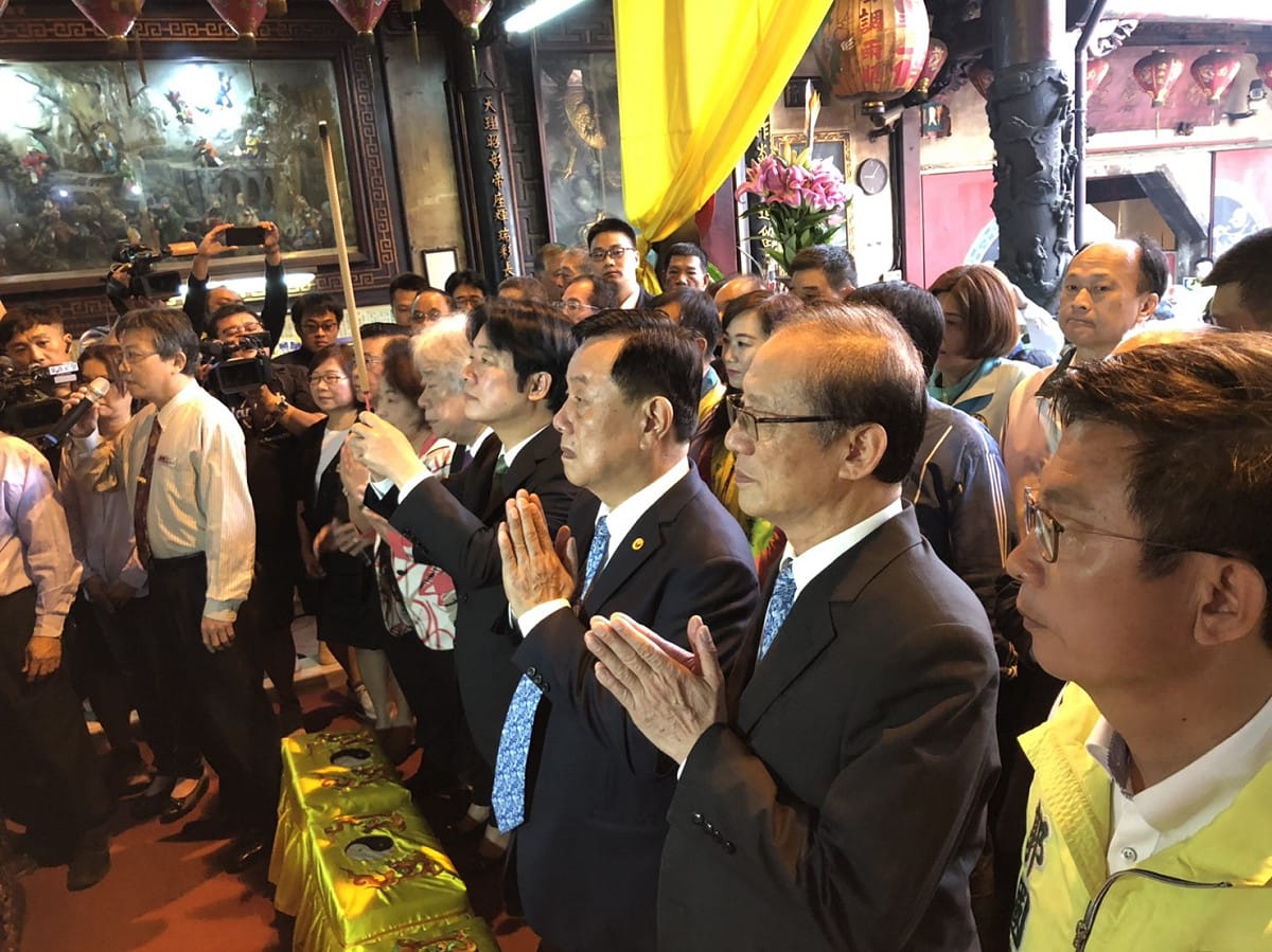 行政院前院長賴清德18日宣布投入2020總統大選民進黨黨內初選後第一個行程：到台南市重要的信仰中心「台灣首廟天壇」參拜。 圖：黃博郎/攝