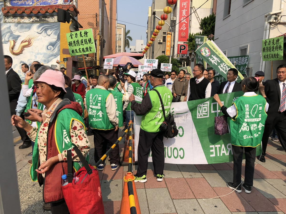 台灣首廟天壇廟埕聚集大批支持民眾，高喊「賴總統、加油」。 圖：黃博郎/攝