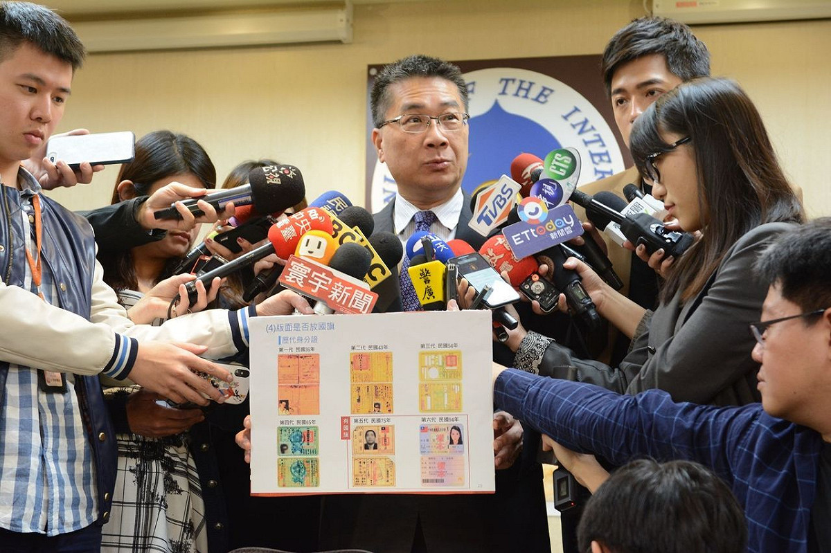 新版身分證換發沒國旗，徐國勇表示：「兩蔣時代也沒有。」表示不希望成為政治議題。 圖：內政部／提供
