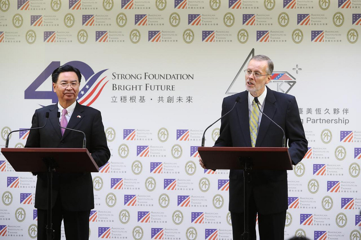 外交部長吳釗燮與美國在台協會台北辦事處處長酈英傑共同主持記者會宣布臺美成立「印太民主治理諮商」。 圖：外交部／提供