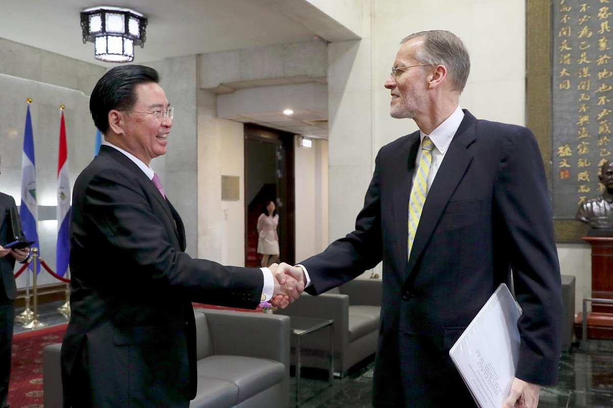 吳部長歡迎酈英傑處長。 圖：外交部／提供