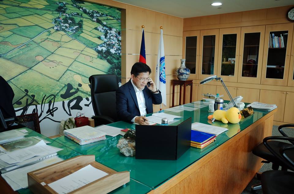 林佳龍去電內政部，希望以專案協助普悠瑪癱瘓陸配的母親延長留台照顧女兒。 圖：取自林佳龍臉書