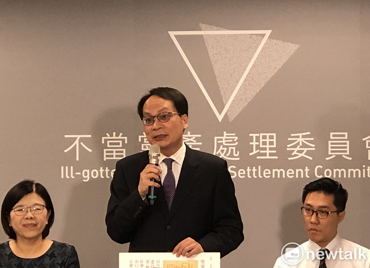 黨產會今（19）日下午由主委林峯正（中）、副主委施錦芳（左）和孫斌委員（右）開說明委員會後決議記者會。 圖：謝莉慧/攝（資料照片）