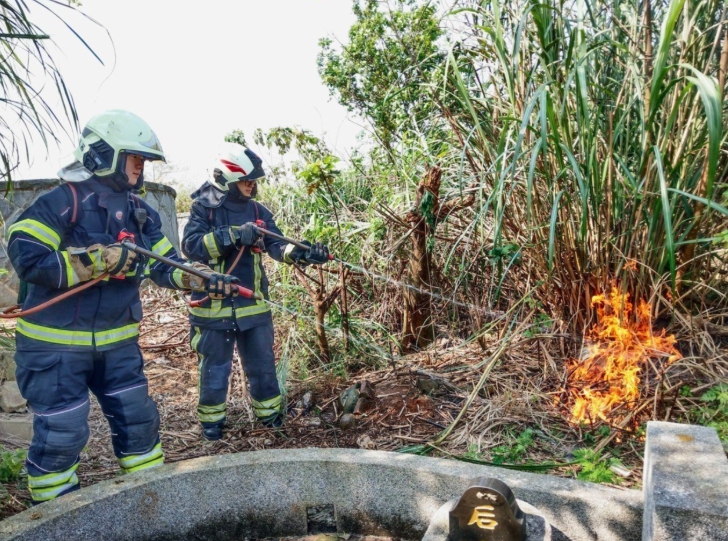 清明節將至，掃墓民眾時常露天燒紙錢，因未撲滅延燒旁邊雜草的事件層出不窮。 圖：桃園市消防局/提供