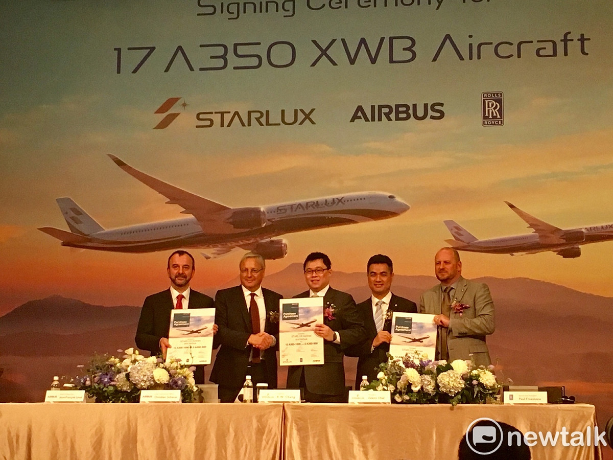 星宇航空董事長張國煒今（19）日與空中巴士Airbus簽約購買17架A350 XWB。 圖：郭靜育／攝