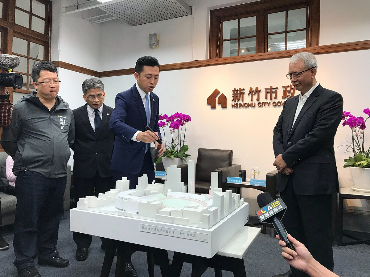 頂新和德文教基金會創辦人魏應充(右)拜會新竹市長林智堅(左)。 圖/記者常似虎攝，2019.03.19