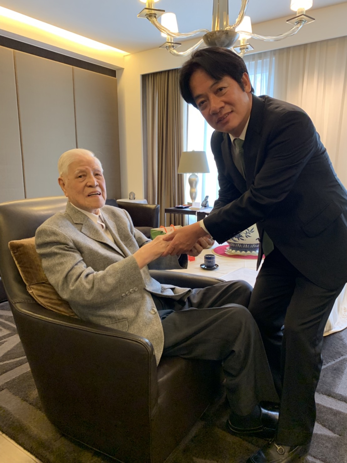 前行政院長賴清德與前總統李登輝合照。 圖：李登輝辦公室提供