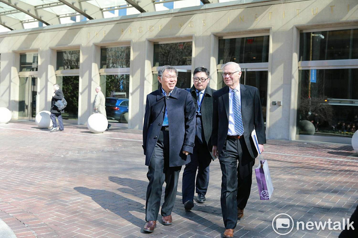 台北市長柯文哲訪美行第四天，拜會布魯金斯學會，卜睿哲也親自迎接。 圖：台北市政府 / 提供