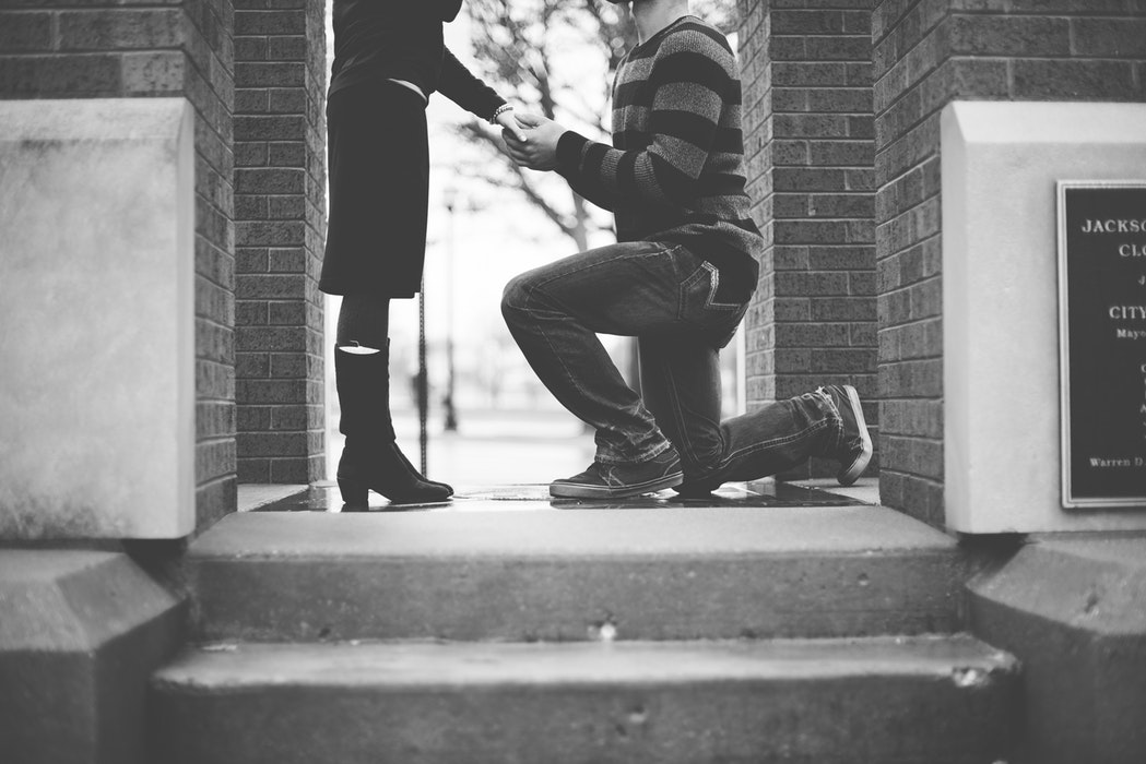 當眾求婚到底是驚喜，還是驚嚇？ 圖／翻攝自 Unsplash