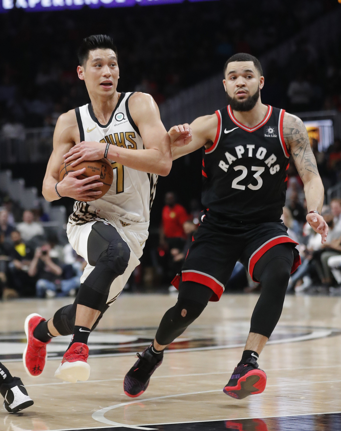 林書豪(左)與暴龍後衛Fred VanVleet(右)。 圖／美聯社／達志影像