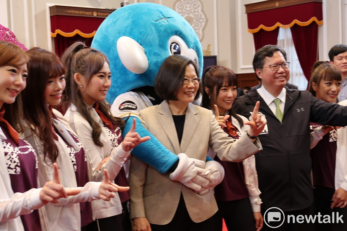 總統蔡英文與LamiGirls合照時，吉祥物突然從後方熊抱。 圖：林朝億/攝