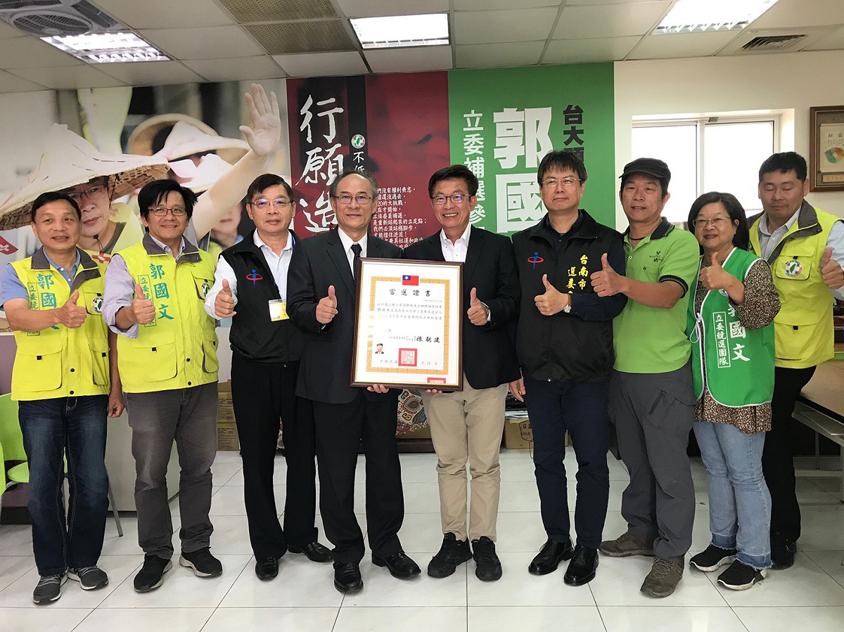 台南市選委會主委方進呈前往郭國文競選總部頒發當選證書。 圖：黃博郎／攝