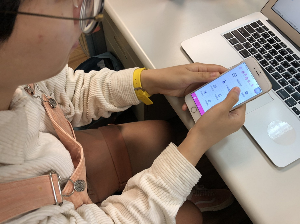 現在科技更發達，只要將金融卡號存入手機支付APP即可購物結帳。 圖：閻芝霖/攝