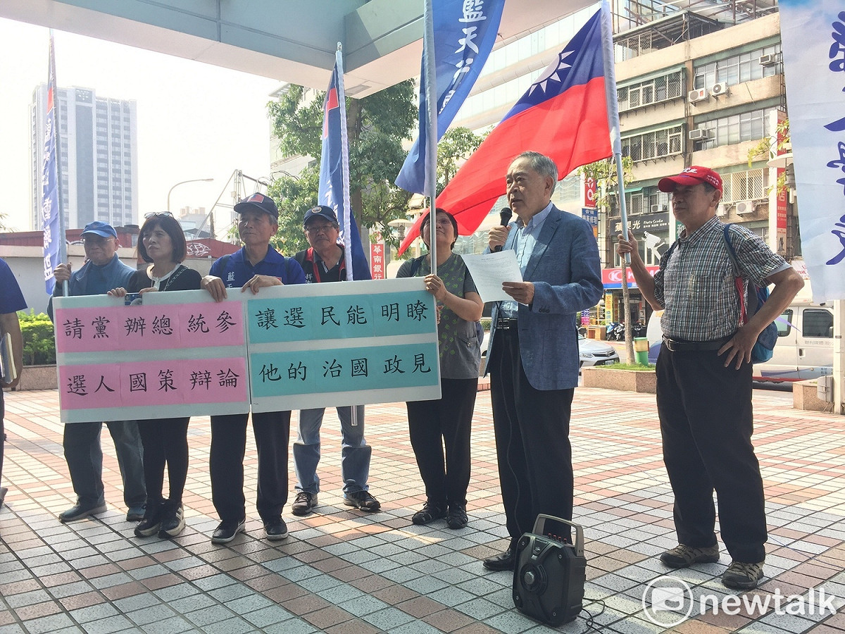 藍天行動聯盟主席武之璋（右二）今天下午又再度號召盟員到黨中央大門前呼籲辦政見辯論會。 圖：趙婉淳／攝