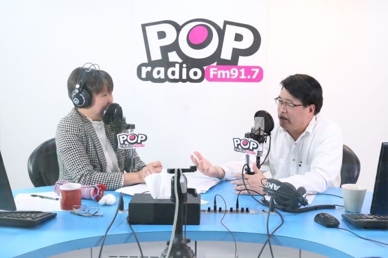 台灣民意基金會董事長游盈隆（右）到《POP搶先爆》接受黃光芹（左）專訪。 圖：翻攝自POP Radio Youtube頻道